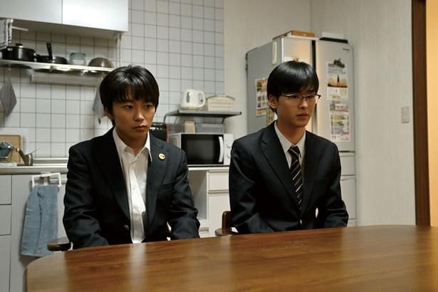 三井(加藤清史郎)は上田(吉田晴登)の父のため、兄のふりをする