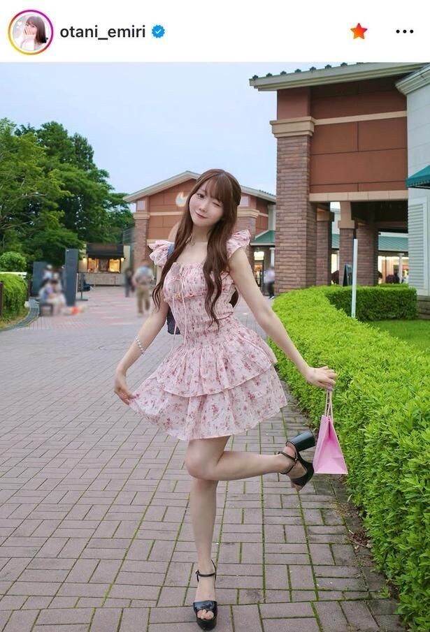 【写真】片足跳ね×ウィンクがキュート…大谷映美里、花柄ワンピの“甘め”コーデ