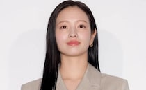 白T×ミニスカで“脚線美”に魅了…横田真悠、緑の中で“妖精のような”姿に「足が長いのかかわいい」