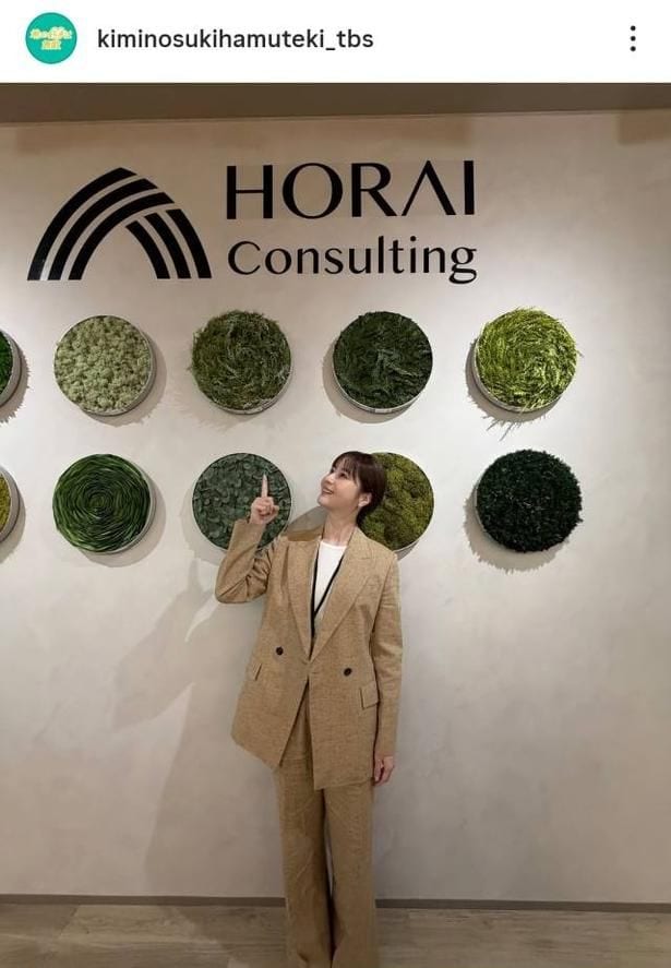 【写真】松本若菜、上下茶色スーツのオフィスコーデ