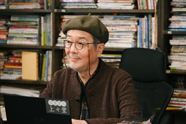 あずさ(夏帆)が働いていた古書店の店主・宮内(リリー・フランキー)