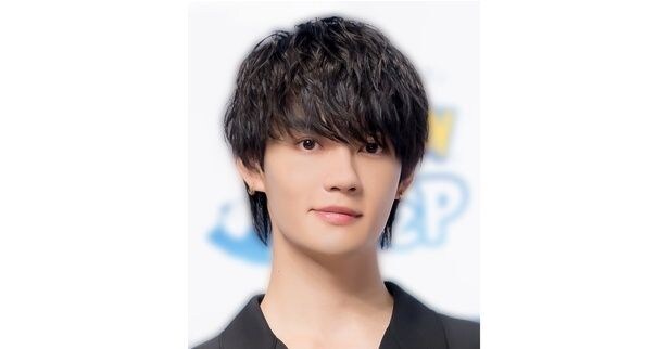 佐野勇斗、足組み×真剣な表情のレアショットに「足の組み方オシャレすぎ」「激メロ」の声＜君の好きは無敵＞