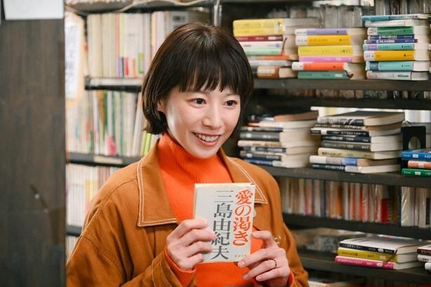 生前古書店でパートとして働いていたあずさ(夏帆)
