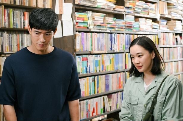 咲子(蒼井優)と樹生(中島歩)はあずさ(夏帆)が働いていた古書店を訪ねるが…