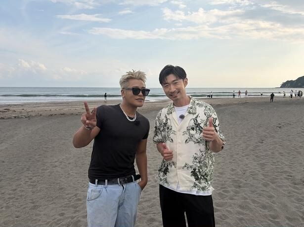 EXILE MAKIDAIが後輩・ELLYとモルックに挑戦