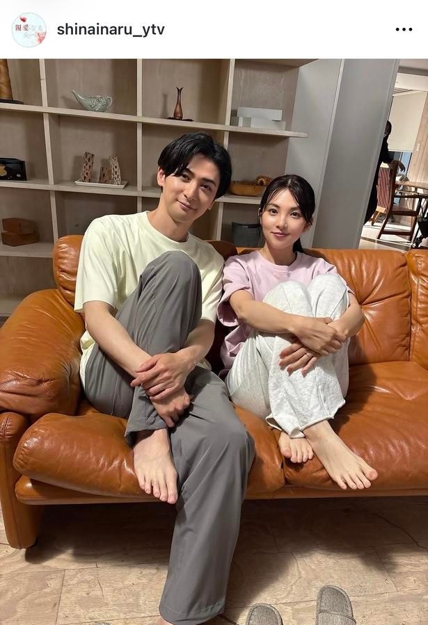 【写真】田中麗奈＆古川雄大、ソファーで寄り添う仲睦まじい2ショット