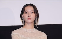 都会の街に艶やか美顔…南沙良、ノースリーブワンピで“美デコルテ×美肩”輝くコーデに「かわいさ優勝」