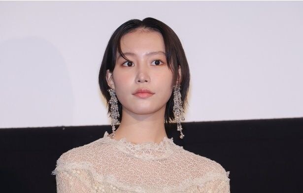 都会の街に艶やか美顔…南沙良、ノースリーブワンピで“美デコルテ×美肩”輝くコーデに「かわいさ優勝」