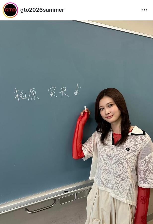 【写真】生見愛瑠、チョークを手にして黒板の前に立つ姿に「おしゃれで素敵」の声