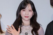 AKB48・小栗有以、ハートポーズのオブジェを手にしたオフショットに「自分の手じゃないんかい」「錯覚？」の声