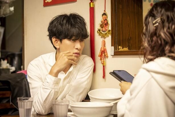 磯貝(横山裕)とヒナタ(関水渚)はいつもの中華料理店で落ち合う