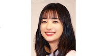 足立梨花、西崎莉麻とクロワッサンのオブジェを持ったかわいらしい自撮りショットを公開…「笑顔が素敵」の声