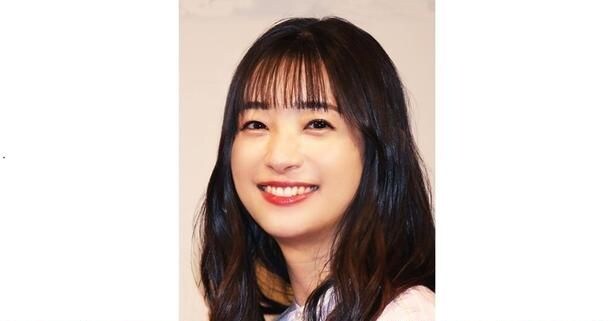 足立梨花、西崎莉麻とクロワッサンのオブジェを持ったかわいらしい自撮りショットを公開…「笑顔が素敵」の声