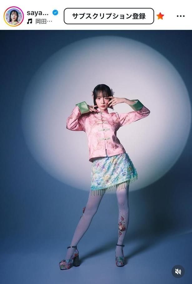 【写真】岡田紗佳、ピンクトップス×ミニスカ姿
