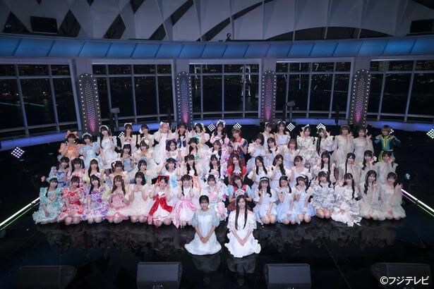 「TIF presents ONE SONG FES.」に出演するアイドルグループの集合ショット