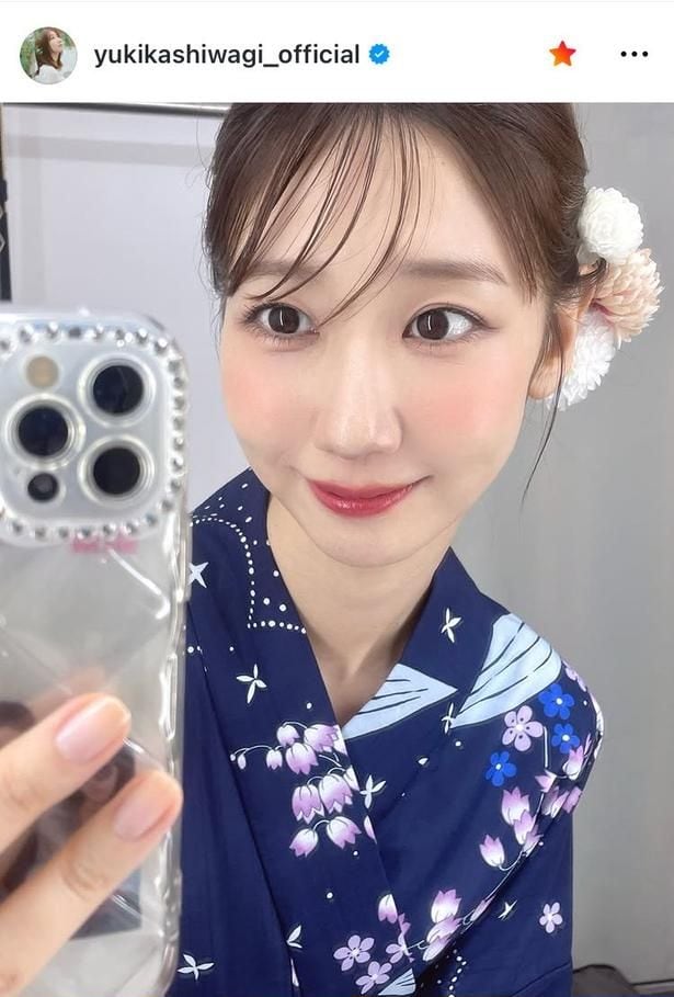  【写真】柏木由紀、“透明感”際立つ花柄浴衣コーデの誕生日ショット