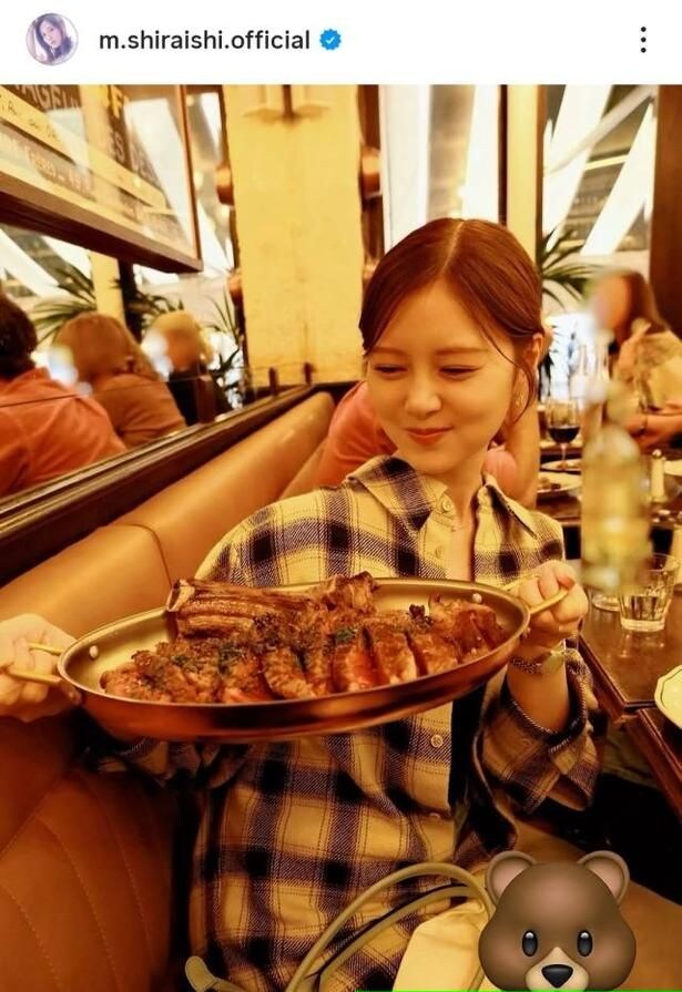 【写真】大皿に乗ったステーキを持って満面笑顔の白石麻衣