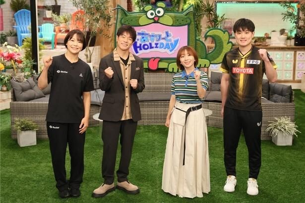 記念すべき第1回のゲストと共にガッツポーズ