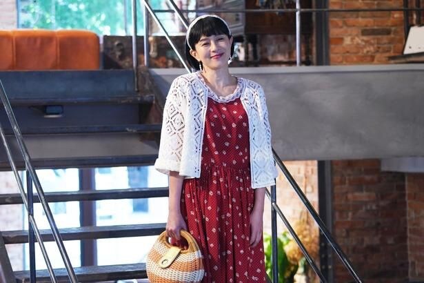 澄晴(寺西拓人)の前に現れた真っ赤なワンピース姿の優子(坂井真紀)