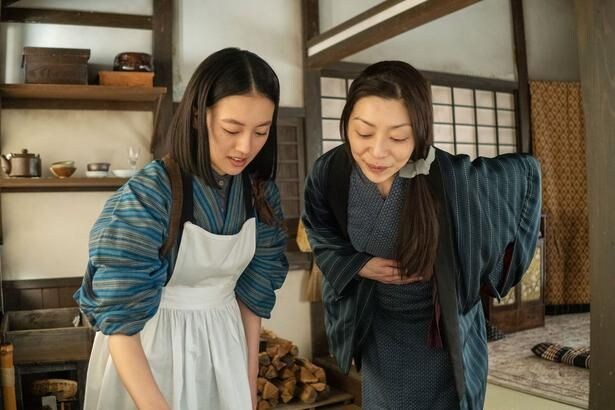 直美(上坂樹里)が作る牛乳粥をうれしそうにのぞき込む文(内田慈)