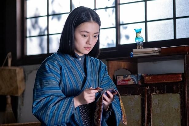 直美(上坂樹里)は文(内田慈)が持っている布と自身のお守りが一致することに気が付く