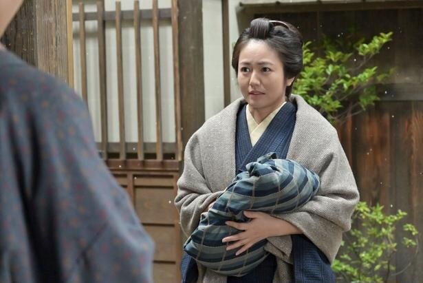 サワ(磯山さやか)は家を飛び出し娘・久(近藤華)の元へやって来る