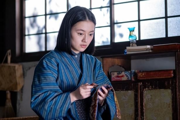 上坂樹里“直美”が内田慈“文”の家で見つけた“お守りの秘密”に視聴者衝撃「文さんは産みの母?」と考察広がる<風、薫る>