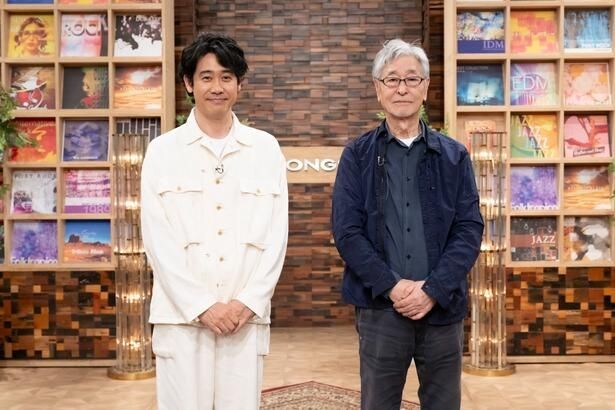 カメラに向かって並び立つ番組責任者の大泉洋とゲストの財津和夫