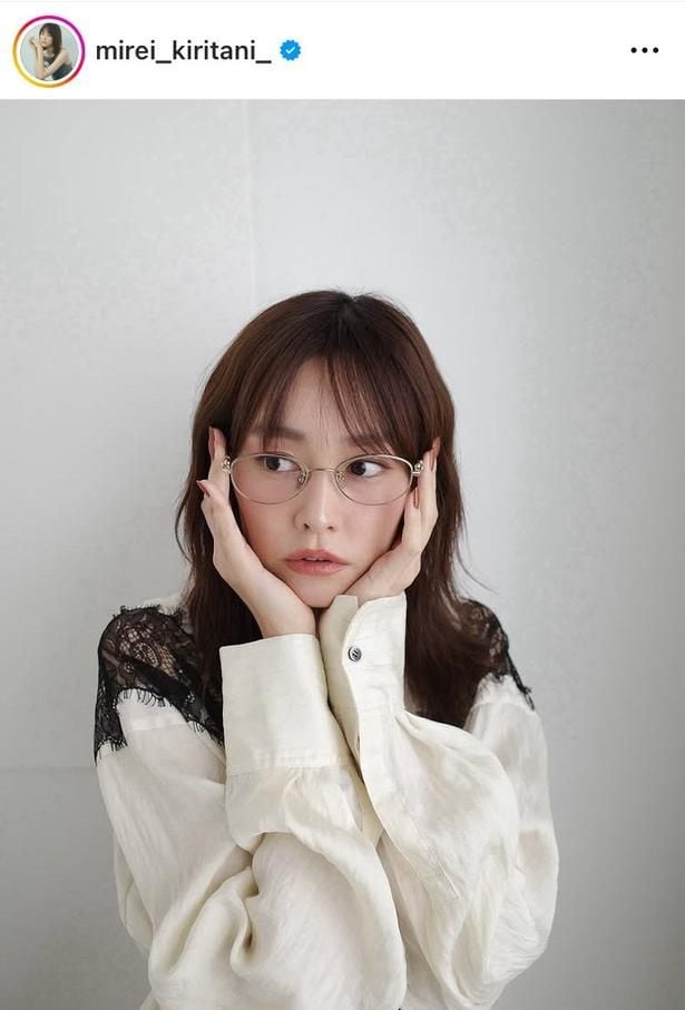 【写真】桐谷美玲、“きょとん顔”でメガネコーデ
