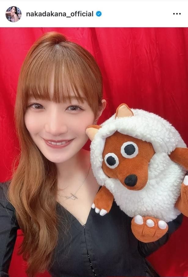 【写真】黒の“Vネック”トップスが印象的…中田花奈、首筋からチラ見えする“美鎖骨”