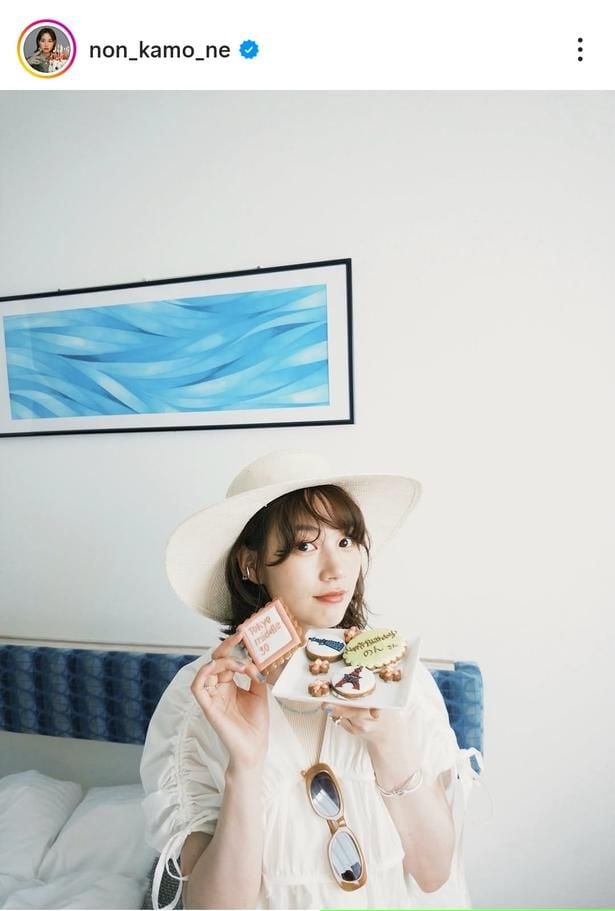 【写真】のん、誕生日ケーキを持ったバースデーショット