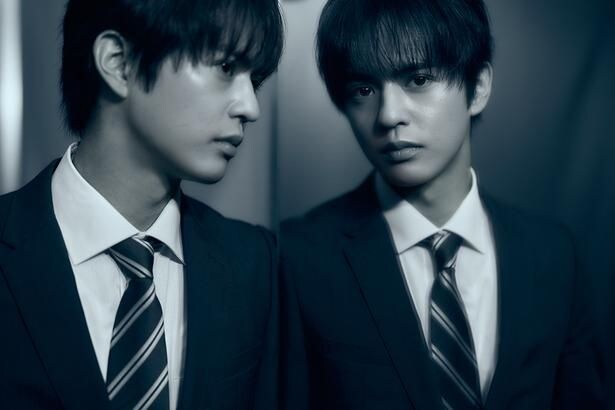 【写真】鏡越しに視線を向ける奥野壮