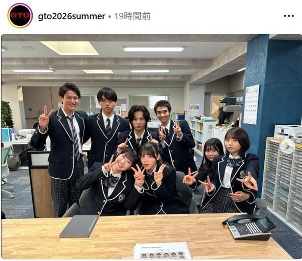 【写真】稲垣来泉ら生徒役メンバー、和気あいあいとピース