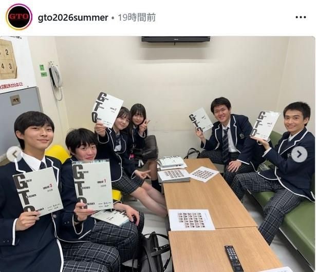 【写真】生徒役キャストが台本を手に笑顔のオフショット