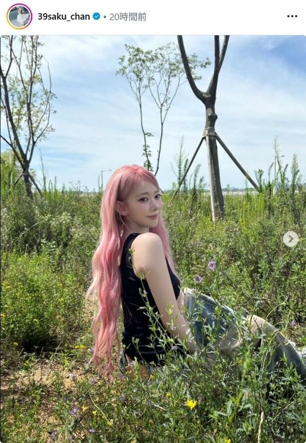 【写真】LE SSERAFIM・SAKURA、ピンクのロングヘアに「似合う」の声