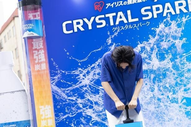 爽快スプラッシュマシンにチャレンジする宮世琉弥