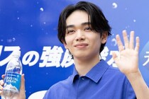 宮世琉弥、水飛沫の爽快スプラッシュ体験に「気分は夏祭り！」と髪をかき上げ爽やかにキメる