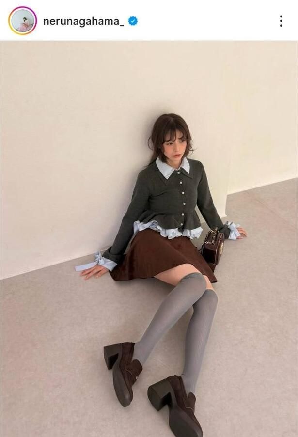 【写真】長濱ねる、美脚際立つミニスカショット