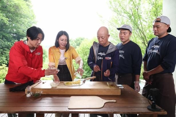 松下奈緒「お野菜じゃないみたい」相葉雅紀と“幻のとうもろこし”を収穫&食べ比べ コーンピザ作りにも挑戦<相葉マナブ>