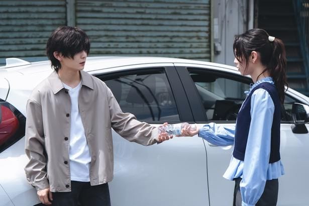 山田涼介“悠”と白石聖“唯”は、佐々木蔵之介“京一”が古人骨の一件に関わっているのではないかと疑い始める<一次元の挿し木>