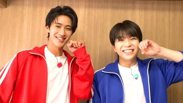 M!LK・塩崎太智&曽野舜太が自転車に乗り、「VIVANT」の撮影が行われているスタジオへ