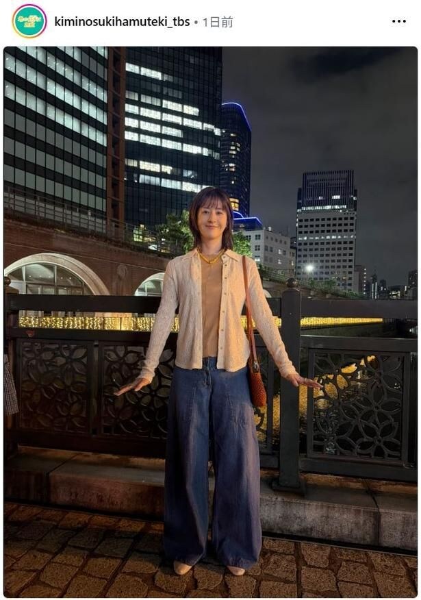 【写真】松本若菜、さわやか白シャツをさらりと羽織ったコーディネート