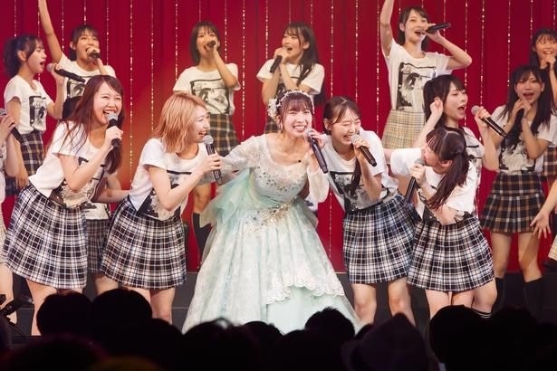 安部若菜(写真・中央)に寄り添う、7期生の平山真衣、同期(ドラフト3期生)の塩月希依音と泉綾乃、6期生の新澤菜央