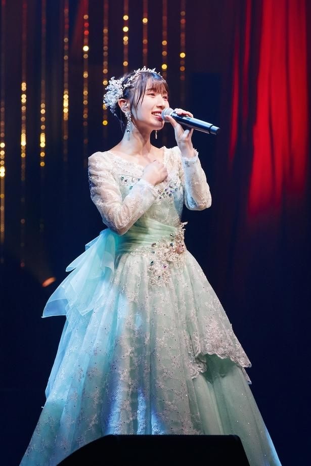 若菜色の淡いグリーンの卒業ドレスを着てステージに登場した安部若菜