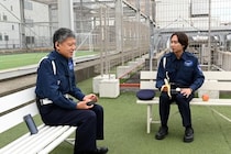 中村海人“輝元”が元ホテルマンの警備員・勝村政信“鏑矢”から学ぶ、ギャルソンとしての新たな目標＜ミッドナイト屋台2＞