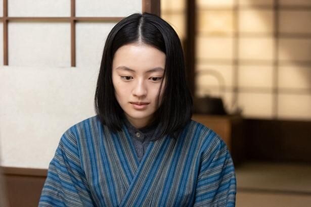 うつむく直美(上坂樹里)