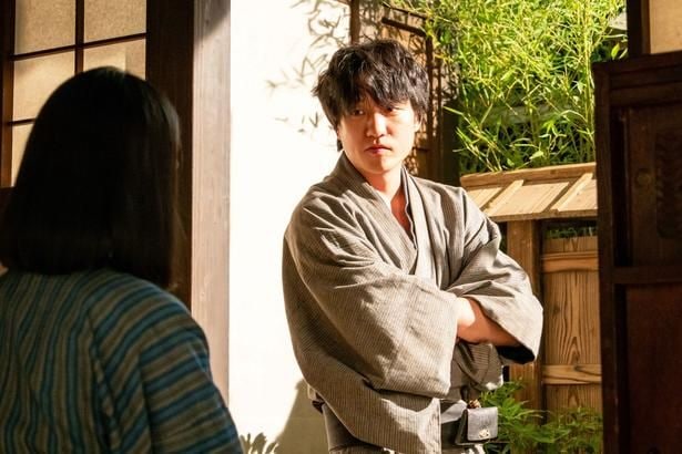 寛太(藤原季節)は文(内田慈)が母だと直美(上坂樹里)に報告する