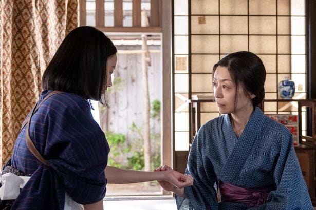 直美(上坂樹里)は自分の手を文(内田慈)に差し出す