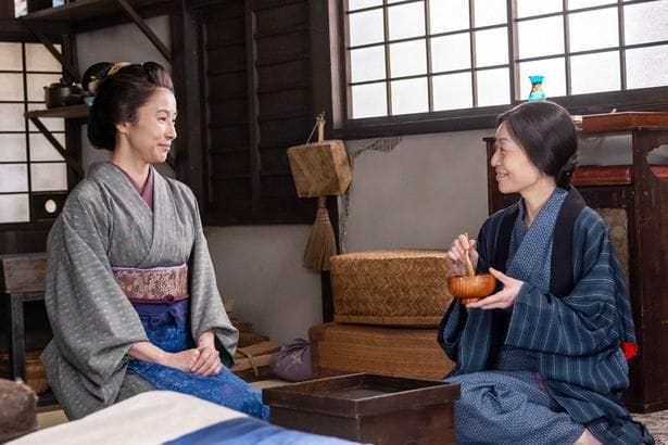 美津(水野美紀)は文(内田慈)のお見舞いに訪れる
