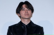 眞栄田郷敦＆加治将樹＆椿原愛、スーツ姿の入管職員3ショットに「脚長いなー！」「表情最高」の声＜大空港～GATE24～＞
